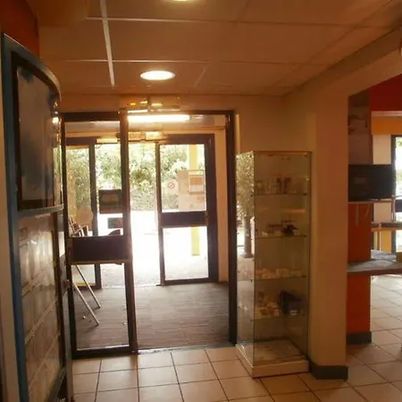 Nimes Hotel 2*